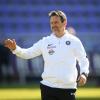 Der Aues Trainer Dirk Schuster gestikuliert vor Beginn des Spiels. Der Aues Trainer Dirk Schuster gestikuliert vor Beginn des Spiels.