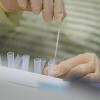 Eine Krankenschwester führt einen Corona-Schnelltest durch. Mit Schnelltests können Infizierte früher erkannt und schneller isoliert werden. Eine Krankenschwester führt einen Corona-Schnelltest durch. Mit Schnelltests können Infizierte früher erkannt und schneller isoliert werden.