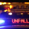 Ein Polizeiwagen steht mit eingeschaltetem Blaulicht an einer Unfallstelle.