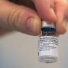 Eine Flasche des Impfstoffes von Pfizer/Biontech.