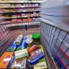 Lebensmittel liegen in einem Markt in einen Einkaufswagen. Die Corona-Krise hat den Anstieg der Verbraucherpreise 2020 stark gebremst.