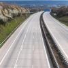 Kein einziges Auto ist während der Corona-Pandemie auf der Autobahn A4 zu sehen.