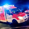 Ein Rettungswagen ist mit Blaulicht im Einsatz.