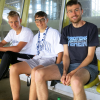 Die drei Freunde genießen es endlich wieder im Stadion sitzen zu können.
