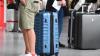 Flugreisende am Check-in-Schalter eines Flughafens.