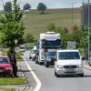 Autos fahren an der deutsch-tschechischen Grenze Richtung Tschechien. Nach fast drei Monaten öffnet Tschechien wieder seine Grenze für Bürger aus Deutschland, Österreich und Ungarn.