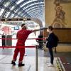 Italien hat seine Grenzen für Urlauber geöffnet, doch vorsichtig ist man weiterhin: Am Mailänder Hauptbahnhof wird die Körpertemperatur einer Reisenden überprüft. Italien hat seine Grenzen für Urlauber geöffnet, doch vorsichtig ist man weiterhin: Am Mailänder Hauptbahnhof wird die Körpertemperatur einer Reisenden überprüft.