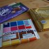 Schokoladentafeln der Marken Ritter Sport und Milka liegen auf einem Tisch.