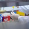 Eine Ärztin zeigt in einem Labor einen Test für das Coronavirus.