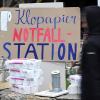 Bei dem christlichen Zentrum Mühle Weingarten ist eine Klopapier Notfall-Station aufgebaut.