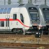 Zwei Doppelstockzüge der zweiten Generation des InterCity stehen auf den Gleisanlagen vor dem Leipziger Hauptbahnhof.