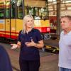 Tamara Weschler im Gespräch mit Kollegen. Tamara Weschler im Gespräch mit Kollegen.