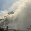 Mehrere Feuerwehren kämpfen gegen Flammen auf Klostergelände.