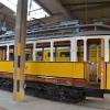 Eine historische Straßenbahn im Umbau. Eine historische Straßenbahn im Umbau.