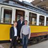 TSNV-Vorsitzender Alexander Geistler und die Vereinsmitglieder Markus Weineich und Jochen Zefferer (von links nach rechts) vor dem Spiegelwagen im Museumswagenpark des Treffpunkt Schienennahverkehrs in Karlsruhe.