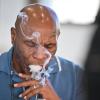 Box-Ikone und Cannabis-Unternehmer Mike Tyson raucht an einem Stand der Cannabis-Messe Mary Jane einen Joint.