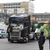 Der beschädigter LKW wird am Tag nach dem Anschlag in Berlin abgeschleppt. Foto: Rainer Jensen