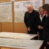 Jury-Vorsitzender Professor Gerd Gassmann, Professor Dr. Anke Karmann-Woessner, die Leiterin des Karlsruher Stadtplanungsamtes, und Ortsvorsteherin Alexandra Ries erörtern die Vorzüge der Gewinner-Entwürfe