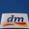Das Logo der dm-Drogeriekette. Foto: Jens Kalaene/Archiv
