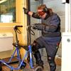 Mit einem Altersanzug können die VBK-Angestellten nachempfinden, wie es für ältere Fahrgäste sein muss. Mit einem Altersanzug können die VBK-Angestellten nachempfinden, wie es für ältere Fahrgäste sein muss.