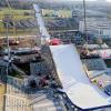 In Mönchengladbach wird die 49 Meter hohe und 120 Meter lange Rampe aufgebaut. Foto: Arnulf Stoffel