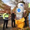 Neue Fahrradstraße: Bürgervereinsvorsitzender Peter Cernoch und Tiefbauamtsleiter Gerhard Schönbeck enthüllen im Beisein von Bewohnern der Nordstadt das Verkehrsschild "Fahrradstraße".