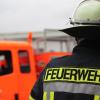 Ein Feuerwehrmann vor einem Einsatzfahrzeug(Symbolbild)