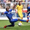 Der Karlsruher David Kinsombi (l) versucht noch an den Ball zu kommen. Foto: Uli Deck