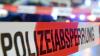 Ein Flatterband mit der Aufschrift «Polizeiabsperrung». Foto: Patrick Seeger/Archiv