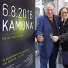 Professor Peter Weibel und Gesamtkoordinatorin Eva Lichtenberger bei der Übergabe der Ehrenbuttons im ZKM