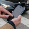 Smartphone-Nutzung kann zur Unfallgefahr werden. Foto: Franziska Kraufmann