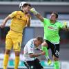 Stefan Mugosa von 1860 München kämpft um den Ball.