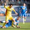 Bochums Tom Weilandt (r) und Karlsruhes Hiroki Yamada kämpfen um den Ball.