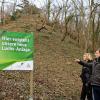 Detailbesprechung vor Ort: Eva Kaltenbach und Matthias Reinschmidt begutachten das Gelände, auf dem die Naturanlage der Luchse entsteht. Detailbesprechung vor Ort: Eva Kaltenbach und Matthias Reinschmidt begutachten das Gelände, auf dem die Naturanlage der Luchse entsteht.