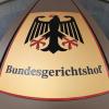 Ein Hinweisschild mit Bundesadler am Bundesgerichtshof (BGH).
