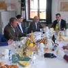 Kreis- und Gemeinderat Uwe Rohrer, Ortsvortsteher Roni Lörch, Vorsitzender der Teilnehmergemeinschaft Martin Mußgnug, Jürgen Pilz und Dezernent Prof. Dr. Jörg Menzel vom Landratsamt Karlsruhe, Minister Peter Hauk, Bürgermeister Jens Timm beim Pressegespräch im Mutschelbacher Rathaus. Kreis- und Gemeinderat Uwe Rohrer, Ortsvortsteher Roni Lörch, Vorsitzender der Teilnehmergemeinschaft Martin Mußgnug, Jürgen Pilz und Dezernent Prof. Dr. Jörg Menzel vom Landratsamt Karlsruhe, Minister Peter Hauk, Bürgermeister Jens Timm beim Pressegespräch im Mutschelbacher Rathaus.