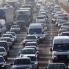 Kilometerlang und in vier Spuren staut sich der Verkehr.