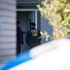 Polizeieinsatzkräfte sprechen in einer Straße in Rottenburg am Neckar (Baden-Württemberg) mit Anwohnern.