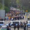 Anhänger des FC Dynamo Dresden werden von der Polizei in Stuttgart begleitet.