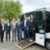 Ein fahrerloser Elektro-Kleinbus verkörperte im Kleinen, was verschiedene Akteure der gastgebenden Metropolregion Rhein-Neckar (MRN) und der TechnologieRegion Karlsruhe (TRK), darunter Geschäftsführer Jochen Ehlgötz (l.) und Vorstandvorsitzender Dr. Frank Mentrup (2.v.r.) für die TRK, in Hockenheim behandelten.