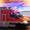 Ein Rettungswagen fährt zu einem Einsatz.