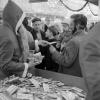 Ein Nikolaus beim Verteilen von Schokoladetafeln an Passanten am 15. Dezember 1969.