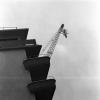 Ein Tannenbaum an einem Kran hängend am 23. Dezember 1961.