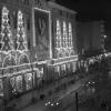 Der Blick von oben auf die Kaiserstraße. Links die Fassade des Kaufhauses Karstadt mit Weihnachtsbeleuchtung im Dezember 1956.