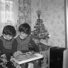 27. Dezember 1973: Die Jungen Javi und Ramon vor einem "Mensch-ärgere-Dich-nicht"-Spiel. Im Hintergrund ein Weihnachtsbäumchen.