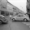 2. Dezember 1963: Blick in die autofreie östliche Kaiserstraße zwischen Kronen- und Adlerstraße mit Weihnachtsbeleuchtung. Im Vordergrund zwei VWs, die die Kaiserstraße queren.