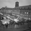 Blick auf den sechsten Karlsruher Christkindlesmarkt auf dem Marktplatz am 26. November 1977.