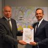 Volker Wissing (rechts), Verkehrsminister Rheinland-Pfalz, erhält Planfeststellungsbeschluss von Alfred Dreher, Geschäftsführer des Landesbetrieb Mobilität Rheinland-Pfalz.
