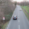 Zu sehen ist eine befahrene Straße.