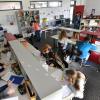 Schüler einer Gemeinschaftsschule in einem Lernzimmer.